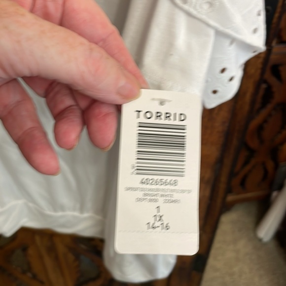 Torrid cold shoulder top. Size 14-16. NWT. - Picture 3 of 5